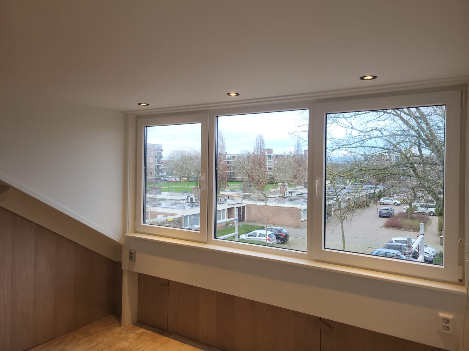 Gerenoveerde dakkapel van binnen met nieuwe kozijnen, vensterbank en maatwerk betimmering in eikenhout