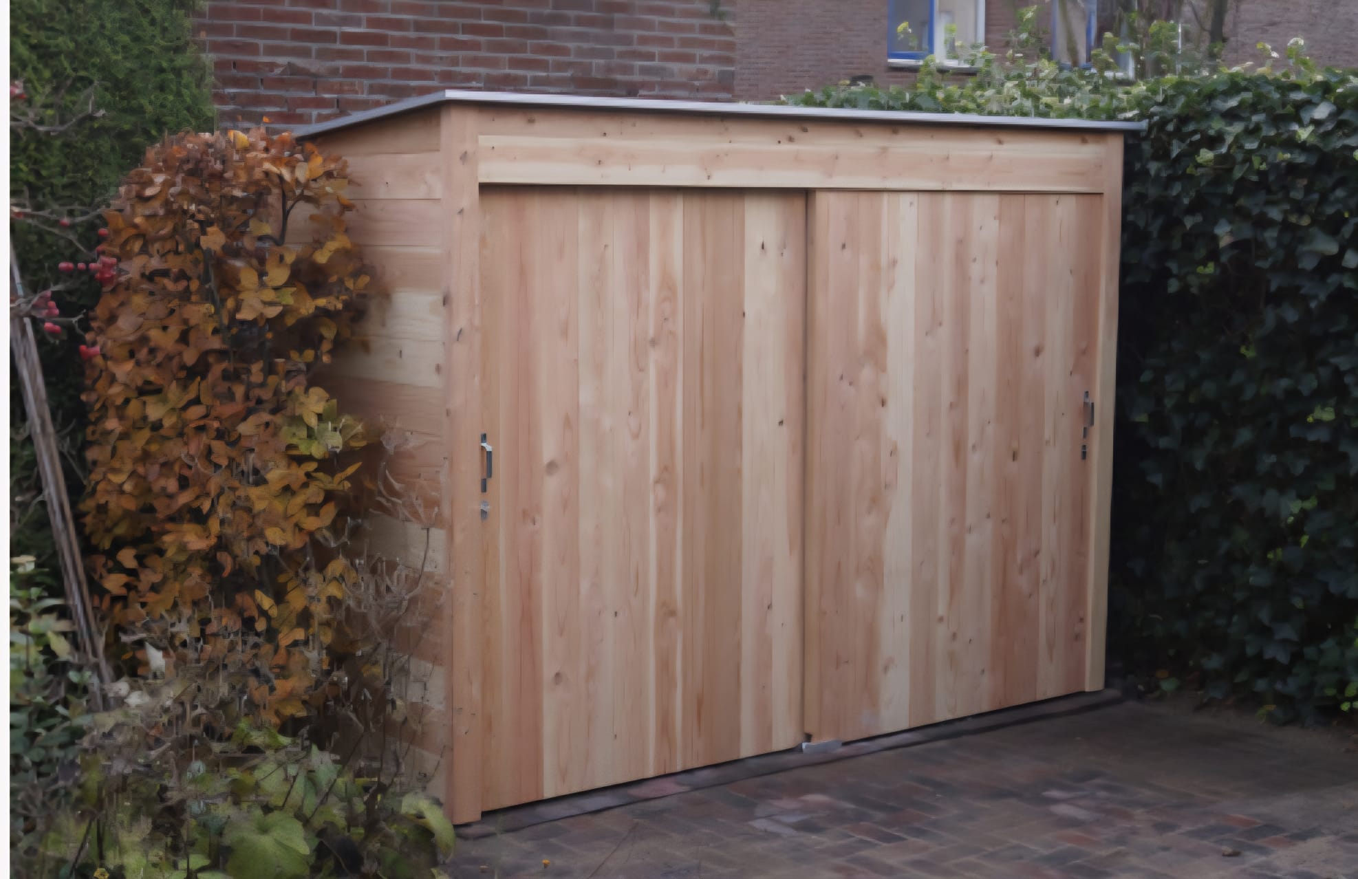 Maatwerk houten berging met schuifdeuren van douglashout in een achtertuin